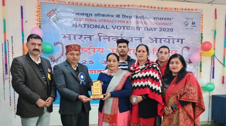 मतदाताओं को वोट के प्रति जागरूक करने के लिए रेनबो स्टार क्लब को बेस्ट क्लब अवार्ड