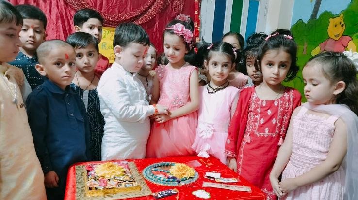 Solan: In Sai International School, girl students tied rakhi on the wrist of the students.