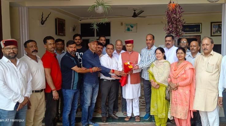 Hamirpur District BJP's newly appointed executive took blessings of former CM Dhumal