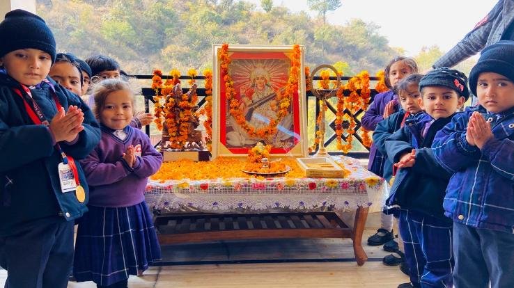 एस०वी०एन० (कुनिहार) के बच्चों ने धूमधाम से मनाया बसंत पंचमी का त्यौहार