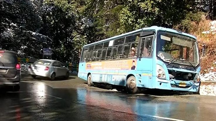 शिमला नवबहार के पास एचआरटीसी की बस फिसली,टला बड़ा हादसा