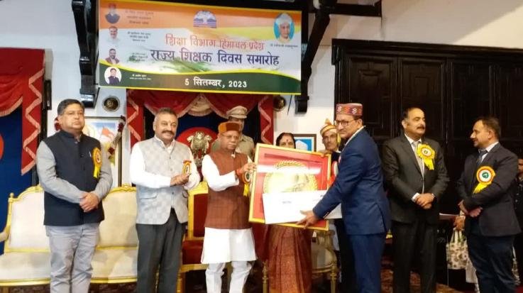 Governor honored 16 teachers with state level awards
