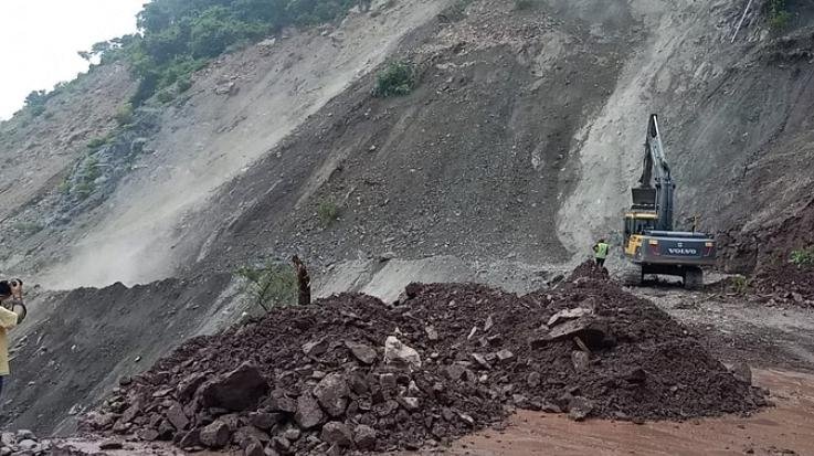 NHAI's technical team found out the reason for mountain cracking, filled soil samples in Chakki Mor