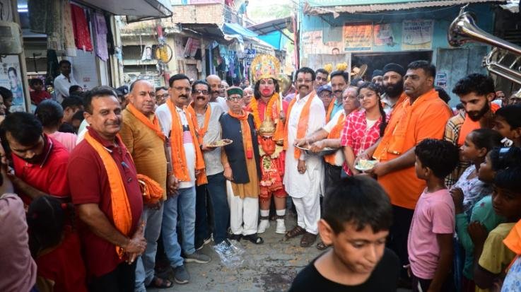 Una echoed with the praise of Bajrangbali.