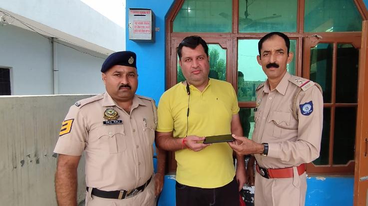  Una: City Police found and handed over the phone worth Rs 25 to the owner.