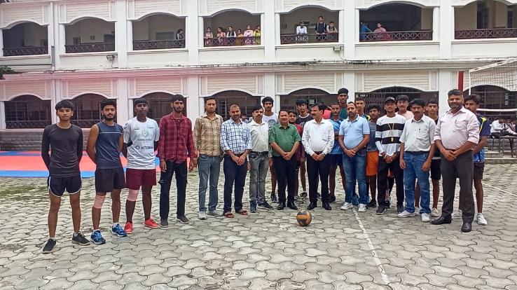 महाविद्यालय जयसिंहपुर में वॉलीबॉल खेल प्रतियोगिता का किया आयोजन, बीए तृतीय वर्ष की टीम बनी विजेता 