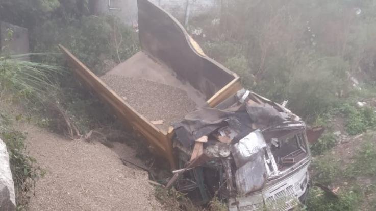 Una: Driver dies, one injured after tipper overturns in Tahliwal, Haroli