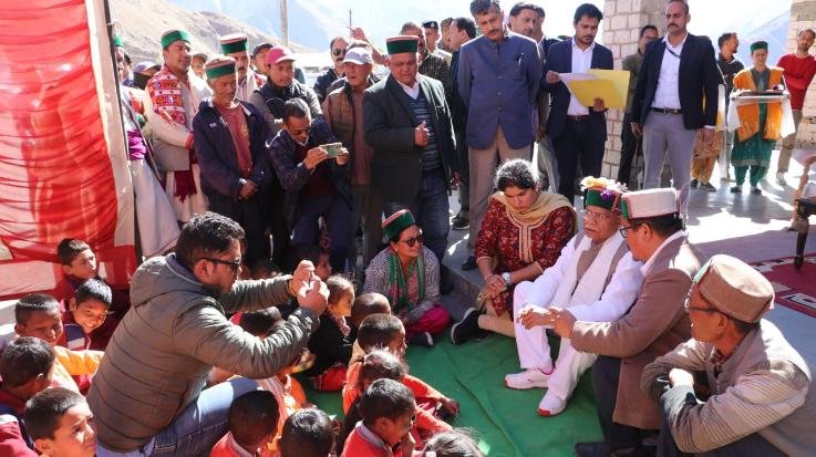 Kinnaur: Governor visited NACO and LEO and talked to the villagers.