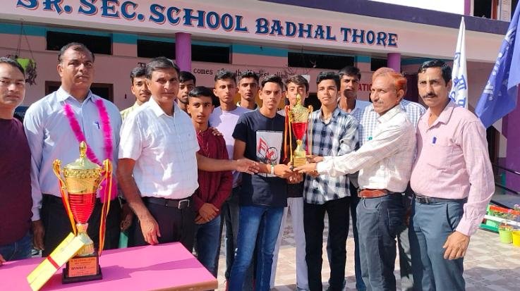 Dehra: Students who won in block level games were welcomed with drums in Badhal School.