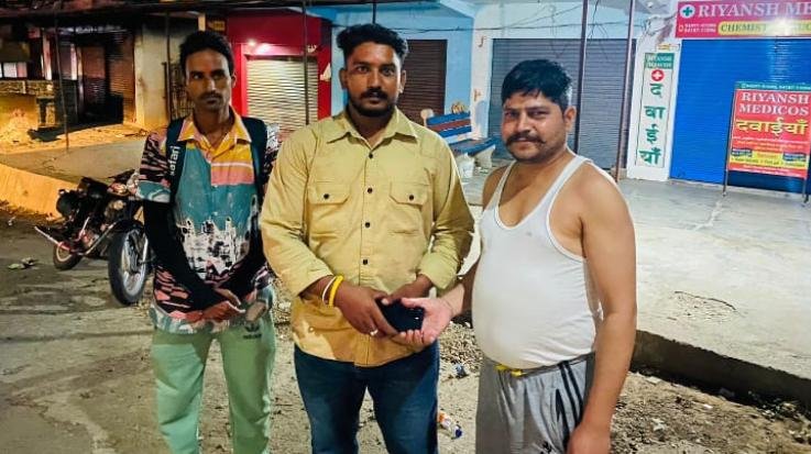 Dehra: Nehran Pukhar shopkeeper Sanjeev Rajput showed his honesty by returning his mobile.