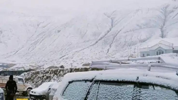 Snowfall on the high peaks of Himachal