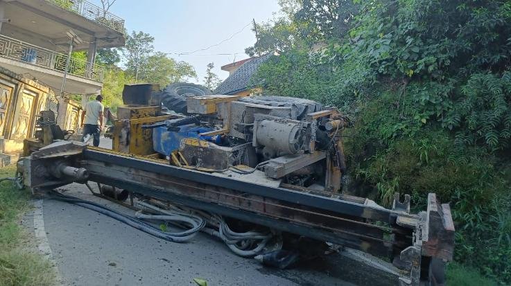 Hamirpur: Vehicle installing hand pump overturned on the road in Majhog Sultani