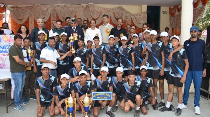 Dr. Shandil honored the winners of sports competition in Mamleag