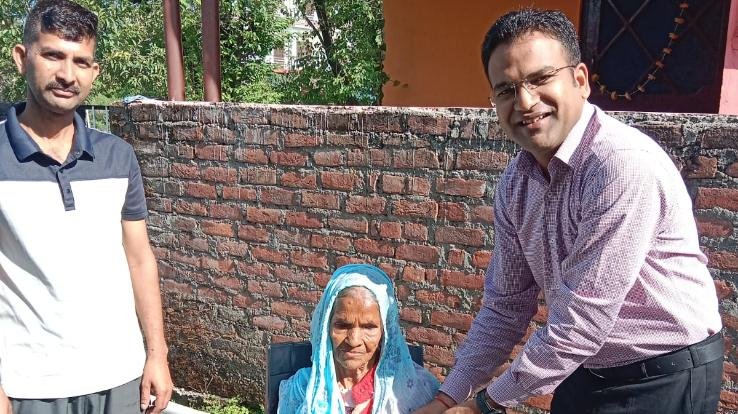 Dharamshala: DC honored elderly Tilko by visiting his home, gave him a citation