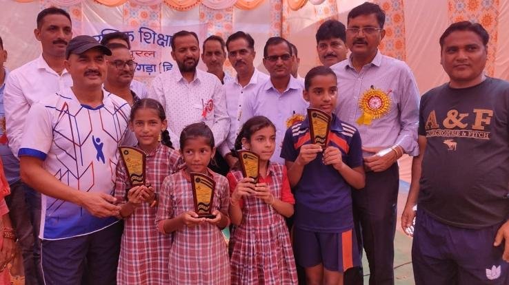 Jaisinghpur: Pudhabha zone winner and Sayorwala runner-up in badminton