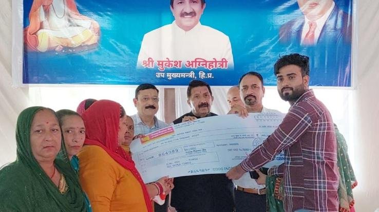 Una: 95000 thousand rupees presented to Deputy CM for relief fund