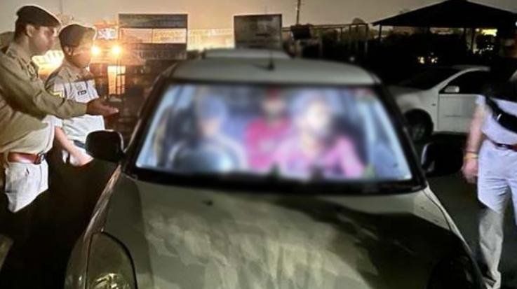 Indora: Three youths caught with opium in Damtal; Two country made pistols, pistols and rounds recovered from the vehicle