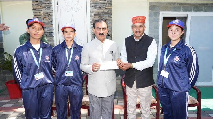 Mandi: Volunteers of Bagsiad School contributed to the Chief Minister's Relief Fund.