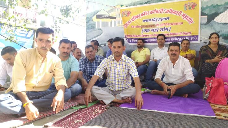 Strike of Zilla Parishad cadre employees continues for sixth day