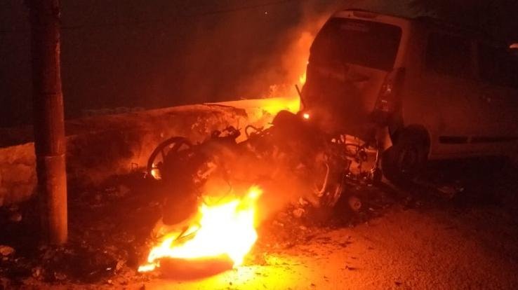 शरारती तत्व ने मोटरसाइकिल में लगाई आग साथ खड़े चार वाहन भी आए चपेट में