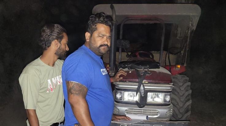 Indora: Two tractors caught doing illegal mining, 9 thousand fine recovered