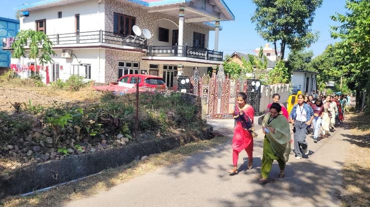 Dehra: Volunteers of Dada Seeba College ran a special race.