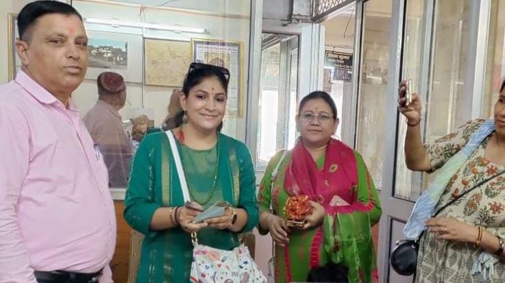 Jwalamukhi: Security incharge Ravi returned the purse of the female devotee