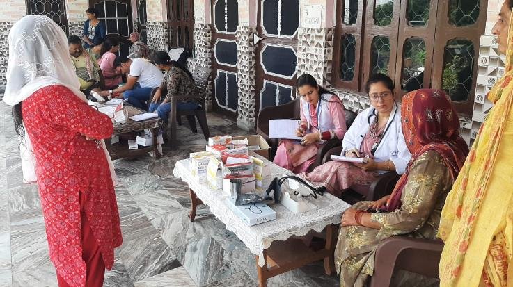 MP Mobile Health Service conducted health checkup of 80 people in Phulwara