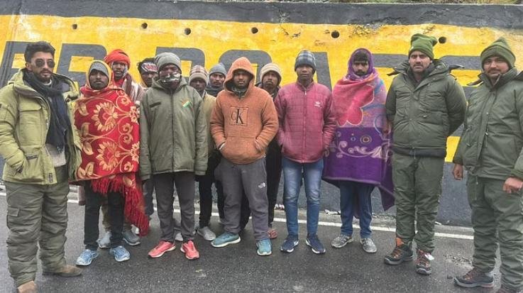 Snowfall: Police rescue nine laborers trapped in Shikunla