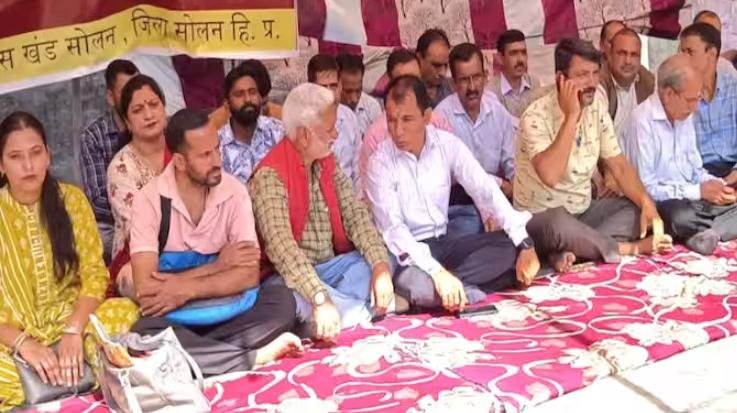 Strike of Zilla Parishad workers ends, will return to work from Monday