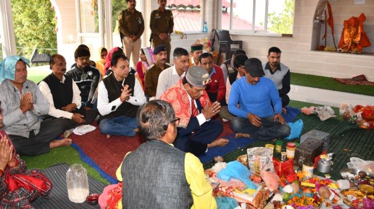 Solan: Dr. Shandil offered the head at Maa Baglamukhi Mata Temple in Mamlig.