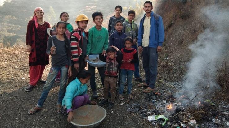 दाड़लाघाट के गांव ग्वाह में स्थानीय ग्रामीणों ने चलाया स्वच्छता अभियान