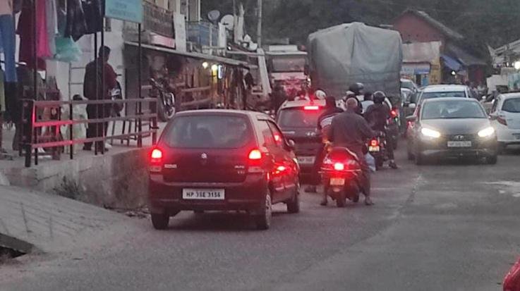 Dehra: Traffic jam due to vehicles parked on the side of Badhalthor road all day long, people upset.