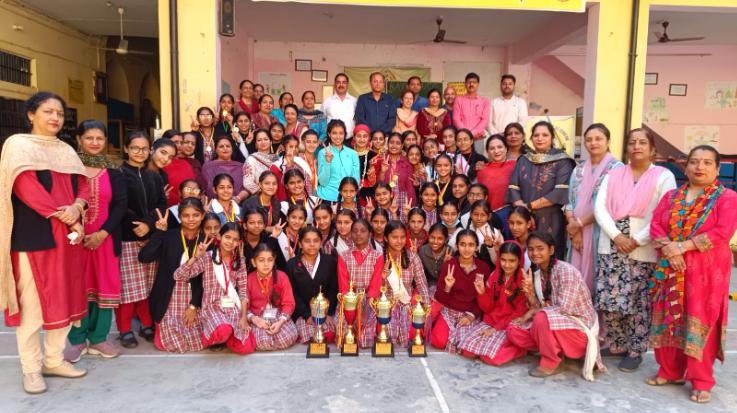 Students of Girls School Una performed Bhangra on winning the overall trophy.