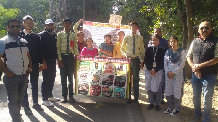 Indora: Students of Bari-Kandrodi took out road safety rally