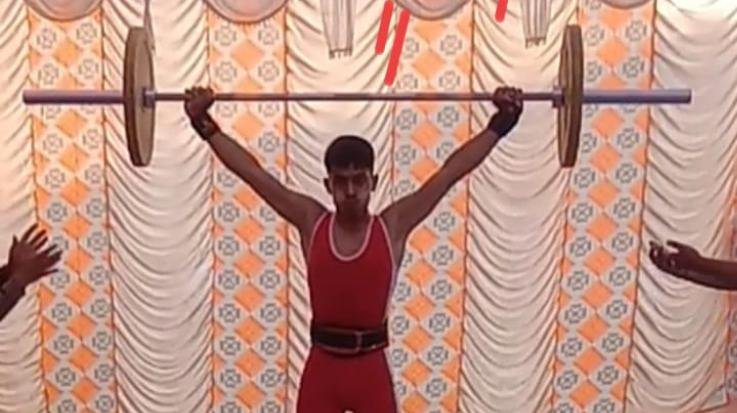 Dehra: Karthik of Model Senior Secondary School, Paragpur Won bronze medal in weightlifting