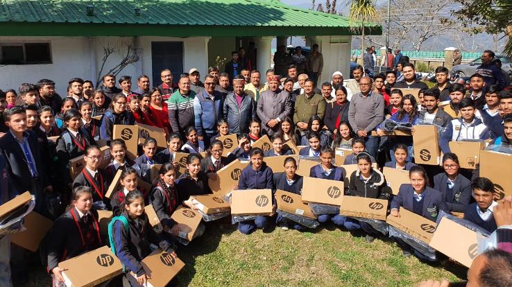 भाजपा प्रदेश अध्यक्ष राजीव बिंदल ने 63 विद्यार्थियों को बांटे लैपटॉप 