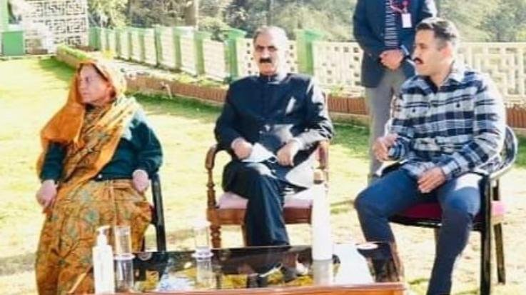 Shimla: Pratibha Singh went to Oak Over and wished Diwali to the CM.