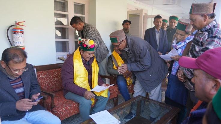 Kinnaur: Revenue Minister Jagat Singh Negi heard the problems in Pooh of Kinnaur district.