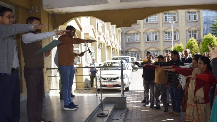 Dharamshala: Oath administered to officers and employees on the occasion of Constitution Day