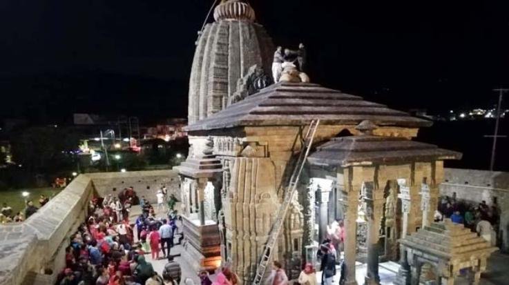 बैजनाथ में अखरोटों की बारिश