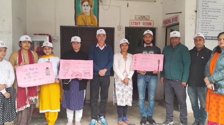 Jaisinghpur: Message given to follow road safety rules through slogan writing