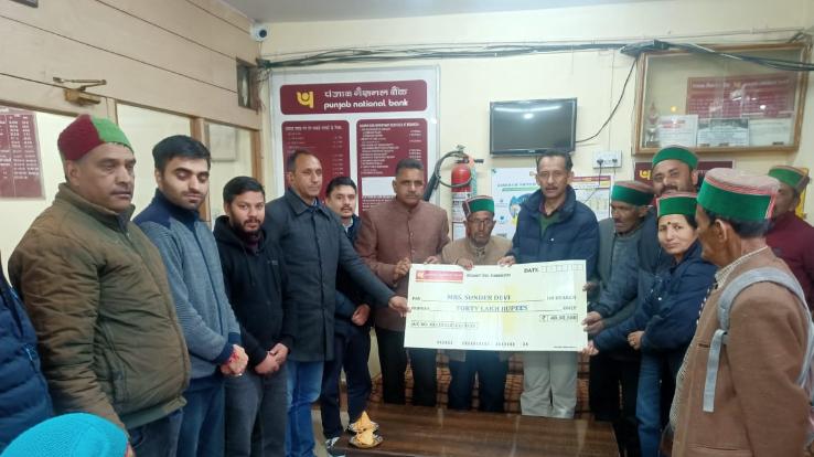  Under the Salary Savings Account Scheme of Punjab National Bank, a check of Rs 40 lakh was given to Sundar Devi of Kinnaur district
