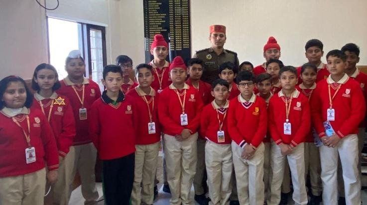 Una: DSP Ajay gave success tips to the children of Cambridge Dhusada.