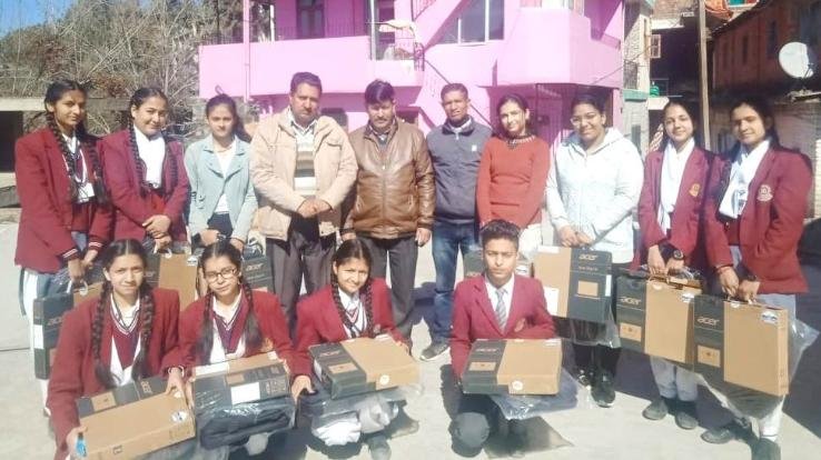 बी एल स्कूल कुनिहार के 11 मेधावी बच्चों को लैपटॉप देकर किया सम्मानित