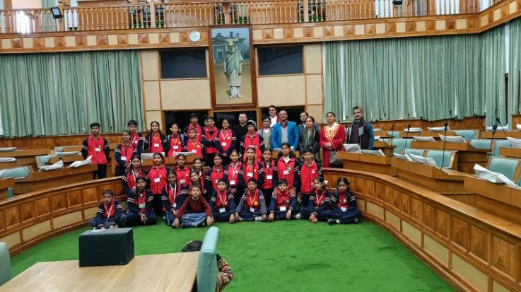 Sirmaur: The brilliant students of Chhog Tali School were given a tour of the assembly.123