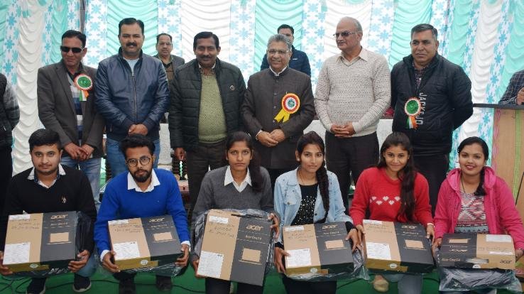 विधायक सुभाष ठाकुर ने 685 मेधावी विद्यार्थियों को बांटे लैपटाॅप