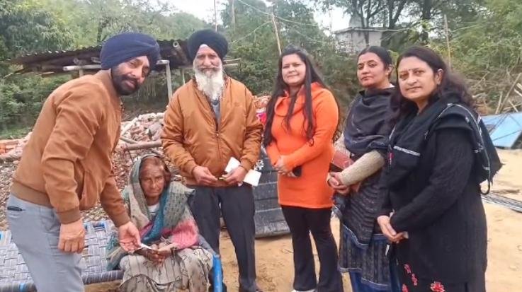  Una: Adbeta Foundation extends its helping hand to poor woman Gyano Devi