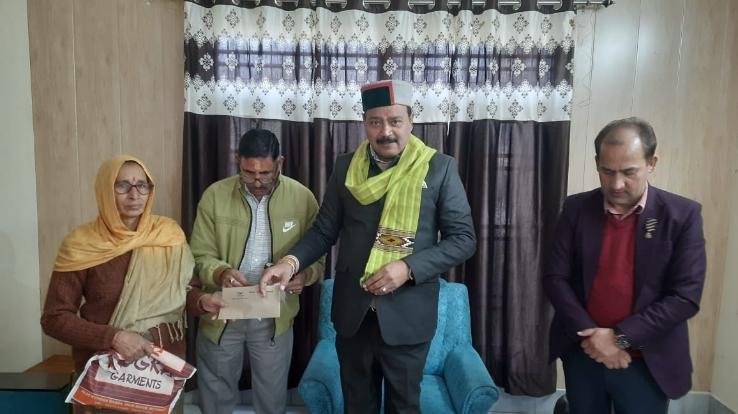 Indora: MLA Malendra Rajan gave Rs 3 lakh 41 thousand for the marriage of poor daughters.