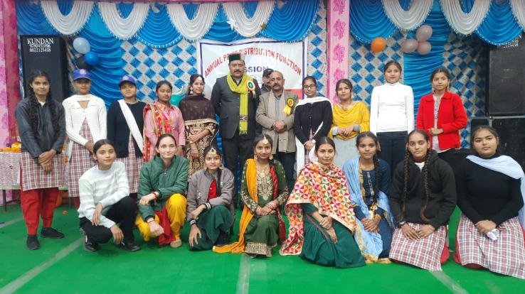 Indora: MLA Malendra Rajan honored the children of Bahadpur school.